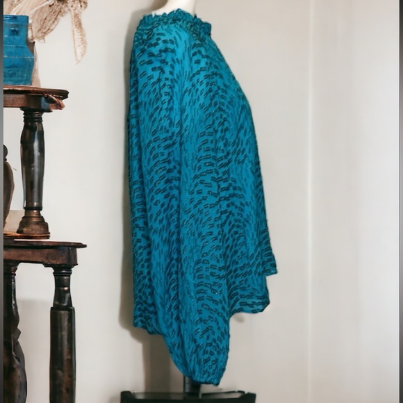 Lilly Pulitzer Caline Teal Bay Silk Swirl Clip Glitter
Color Teal Bay Glitter - Picture 7 of 12